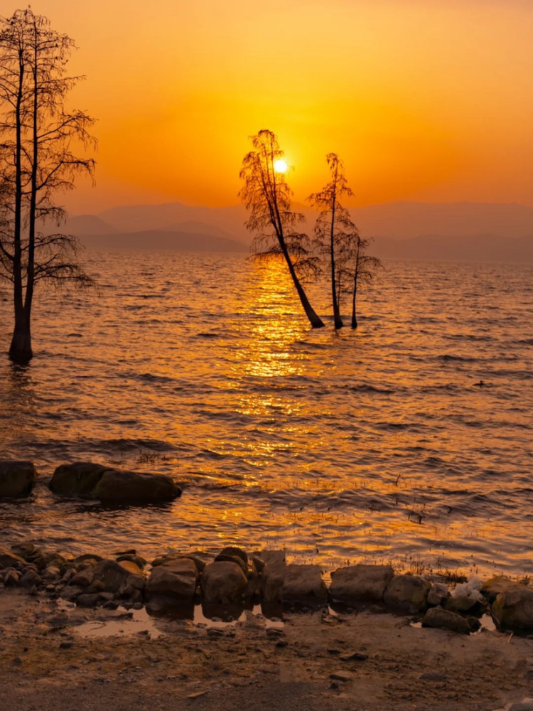 大理洱海的日出_腾讯新闻