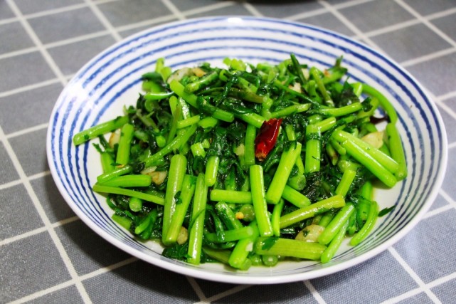蒜蓉蒿子秆,清爽又开胃的小菜,我比较喜欢早餐多吃蔬菜,清新养眼,胃里