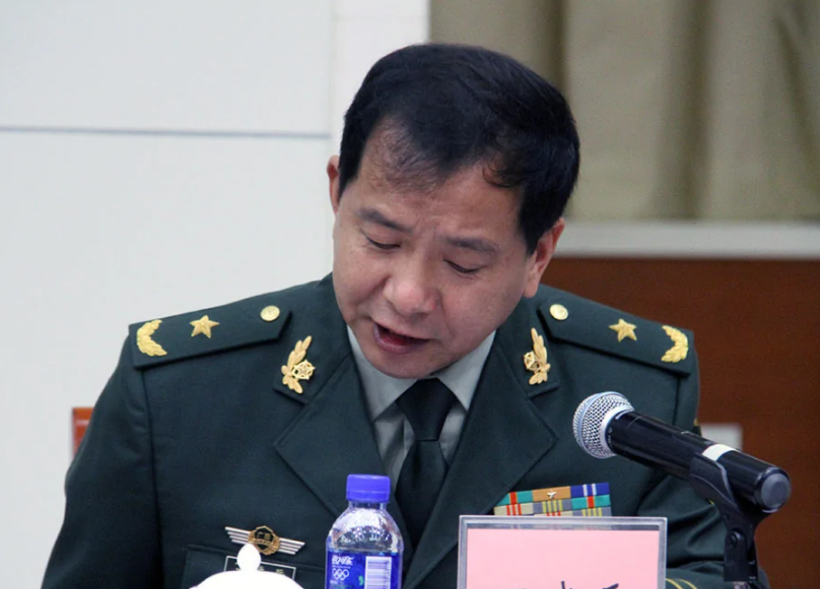 独臂英雄丁晓兵身残志不残一条臂膀也能撑起血染的军旗