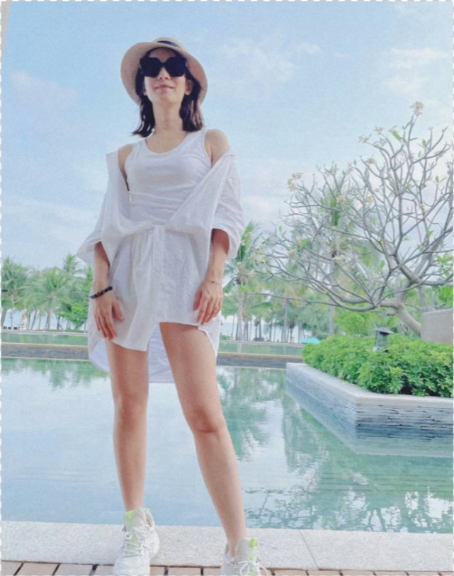 卢靖姗与丈夫韩庚到海边度假,罕见晒泳装照,健美身材太吸睛