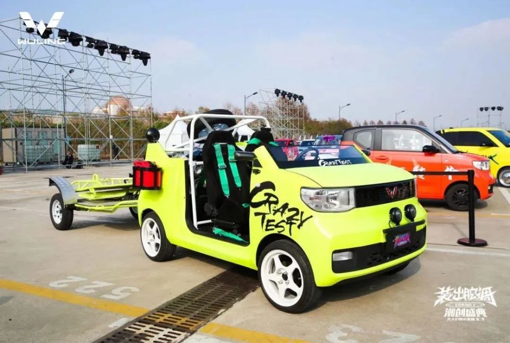 (末日战车风格,想不到宏光miniev这样一台小车也能做出这种气势)(看似