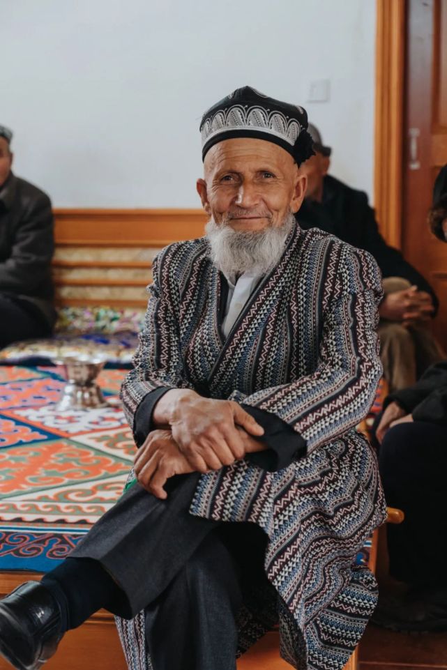 136岁新疆老人图片