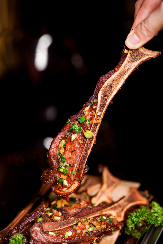 高品质的椒盐扇子骨,饱腹感十足的海鲜炒面,一盘尝遍"陆地"美味的拼盘