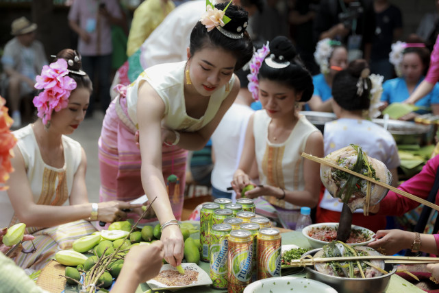 乐堡啤酒傣族罐联手取水少女选拔大赛，共同庆祝云泼水！