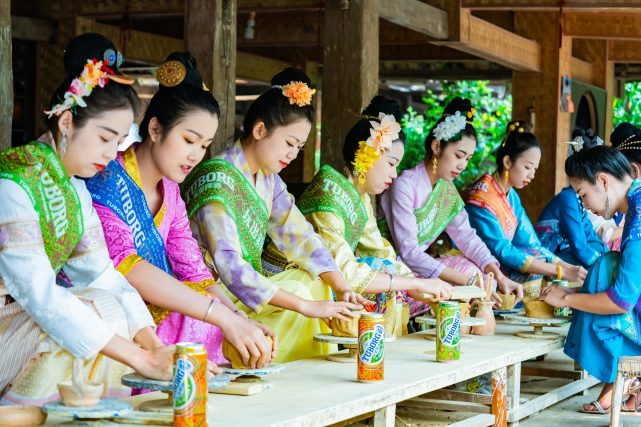 乐堡啤酒傣族罐联手取水少女选拔大赛，共同庆祝云泼水！