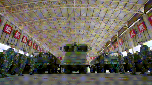 0m佯装军报记者的基地副司令员给新兵们解惑:这是东风185g,火箭军列装