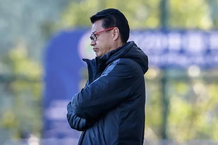 下:门将:1-李智钊,18-赵石,22-刘震理后卫:2-姜卫鹏,3-房欣峰,4-王皓