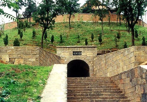 芒砀山黑洞无人敢进曹操在此盗走72船金银宝物奠定了曹魏大业