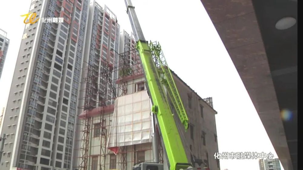 【橘州关注】市城管综合执法局依法拆除207国道两侧违规广告牌(图1)