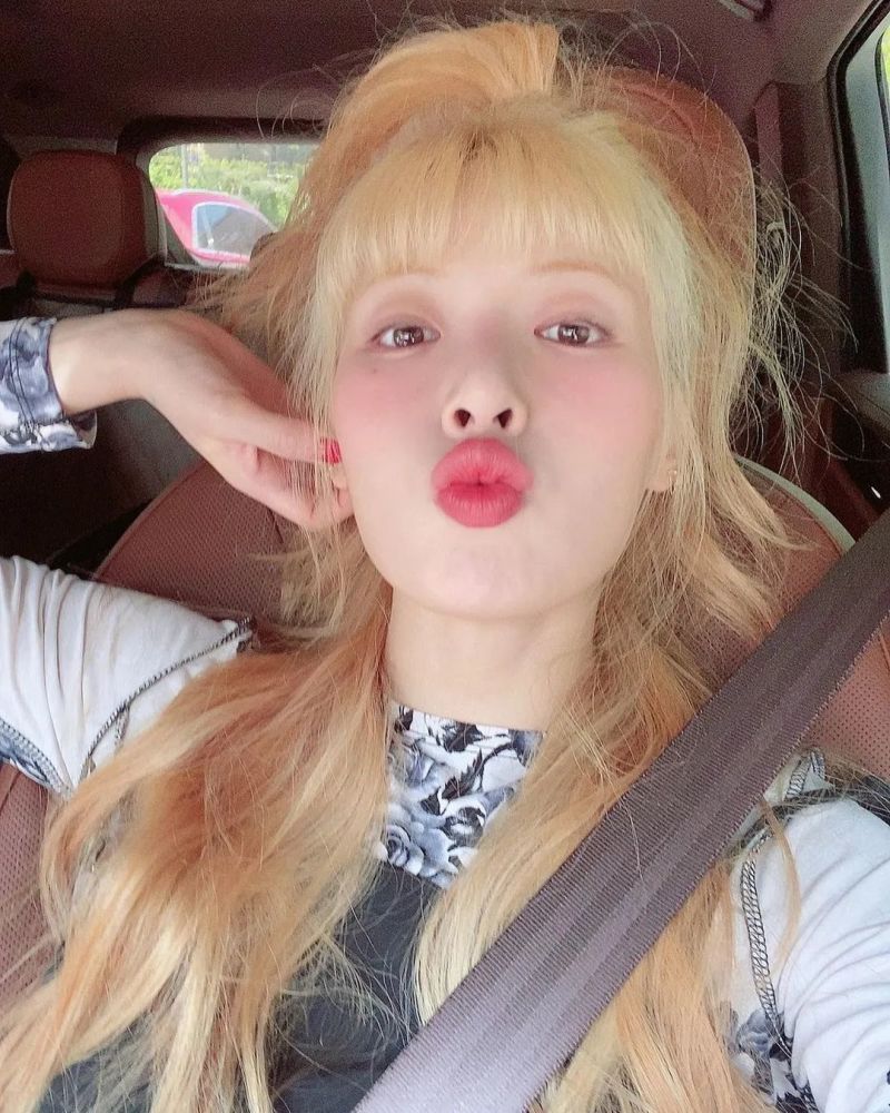 泫雅ins更新:逛街自拍又有新照片啦!卖萌系自拍!_腾讯新闻