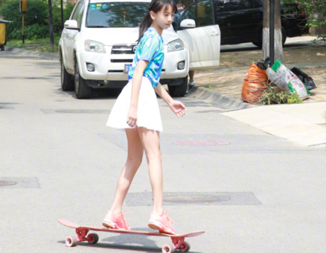 田亮晒照为女儿庆生13岁森碟不打耳洞不化妆一身运动装清爽大方