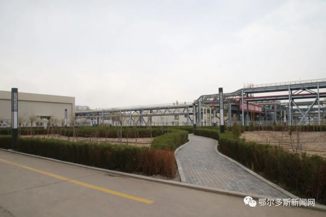 企业环境.▲  企业工人在厂区里种植树木.