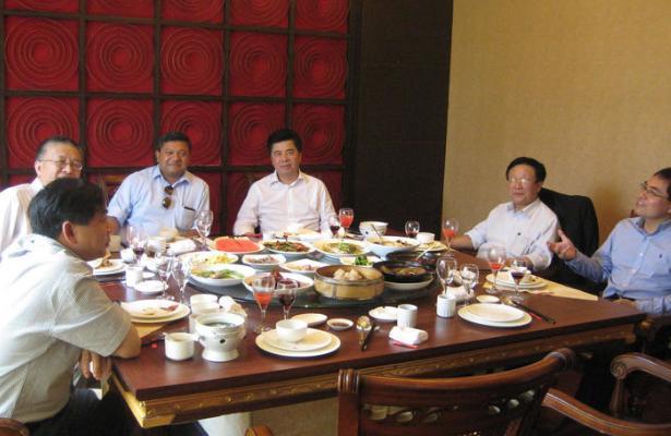 公司聚餐领导一桌员工一桌上完菜员工饭都没吃就全走了