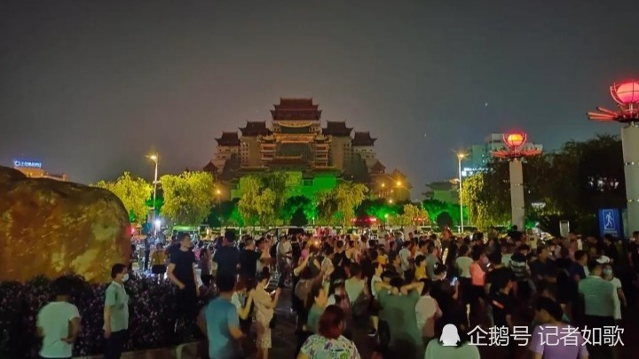 广西玉林市区晚上游玩 除了市中心步行街 当然还数江南公园 腾讯新闻