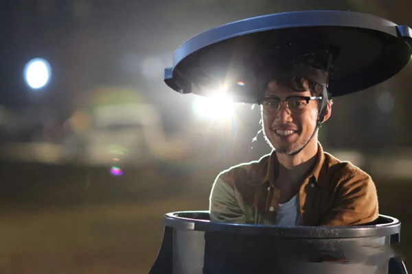 《荒诞剧团》以港剧情怀,讲述香港影视人的故事,黑色幽默出金句