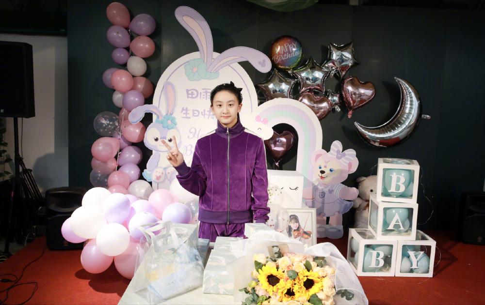 森碟13岁生日一家四口庆祝她法令纹复刻田亮姐弟俩高调穿国货