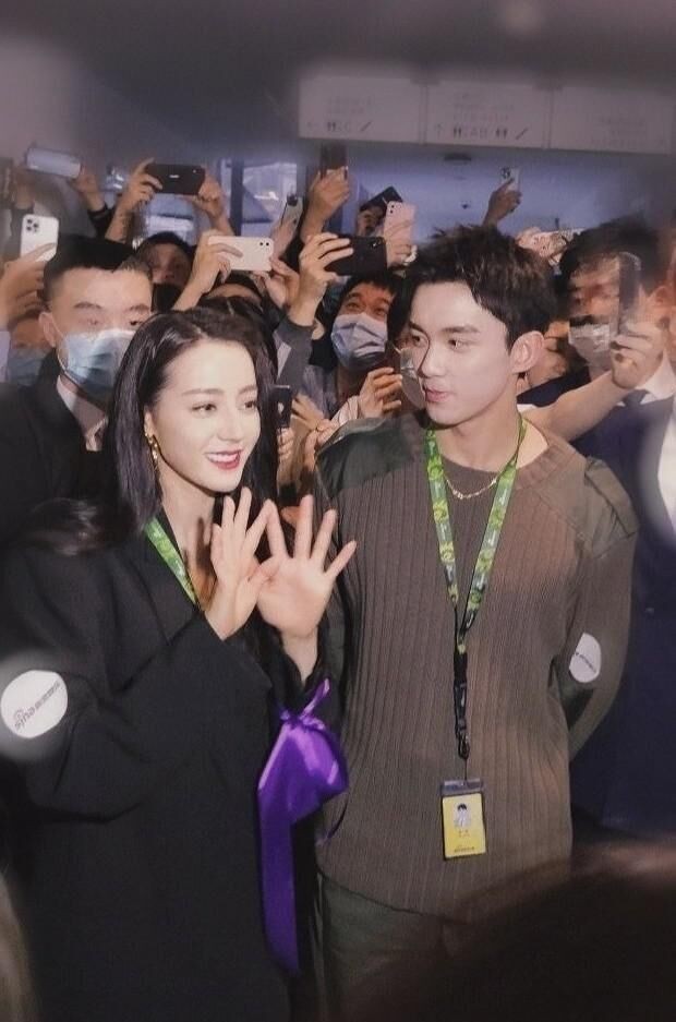 迪丽热巴大胆发言,称做吴磊女友很幸福!两人眼神"拉丝"甜到齁