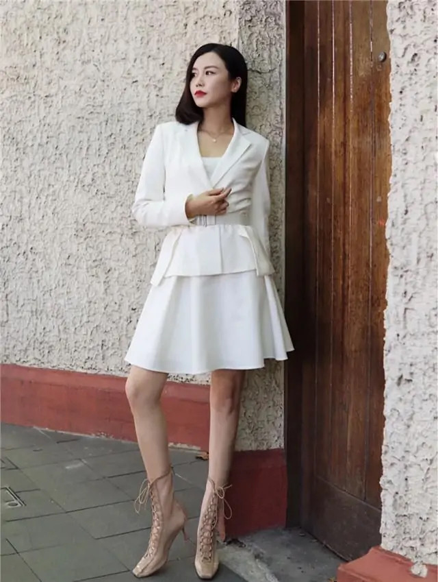 春天解锁a字裙的正确穿法这样来搭配上衣鞋子