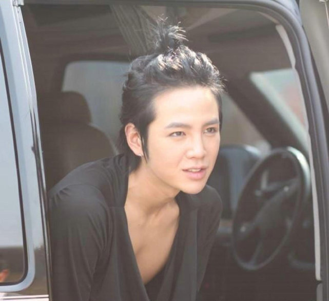 张根硕晒近照瘦了好多泰迪卷发太可爱了少年气十足