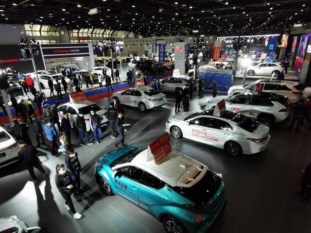 4月15日,众多市民在大连星海会展中心参观车展.