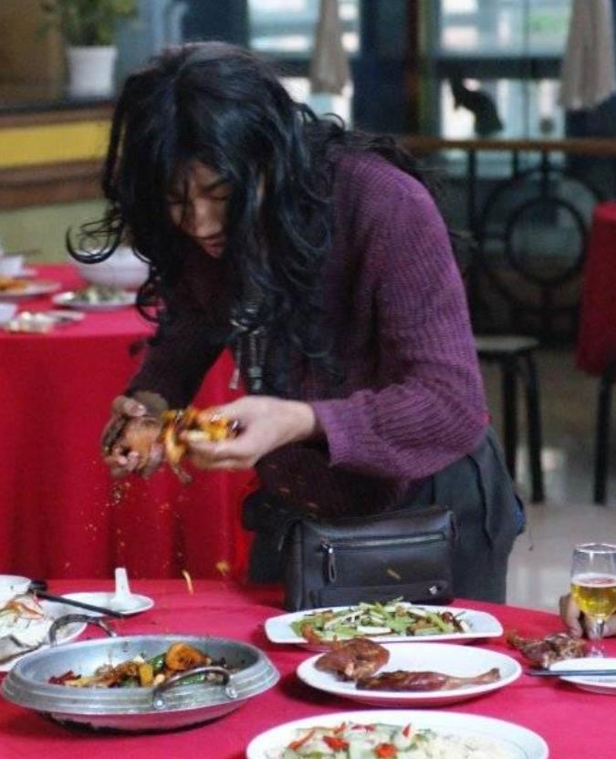 中国第一懒人杨锁吃饭靠喂出门让背23岁活活饿死家中