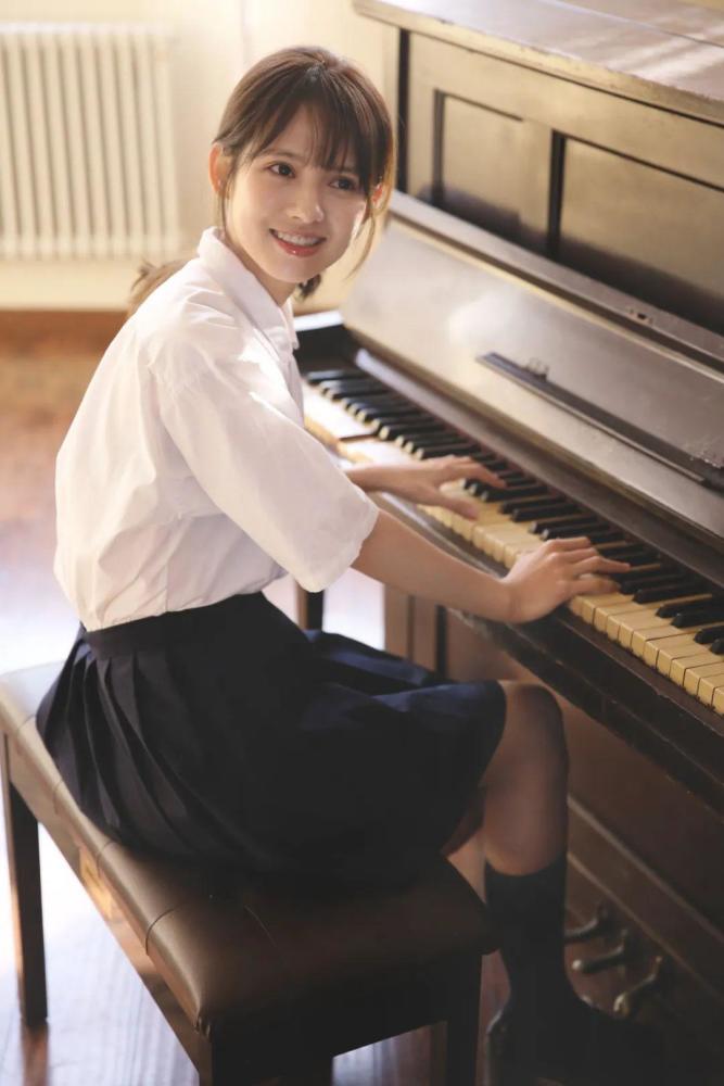 鹤男小舍得中扮张雪儿剧中人称天使老师戏外被粉丝叫甜美男孩