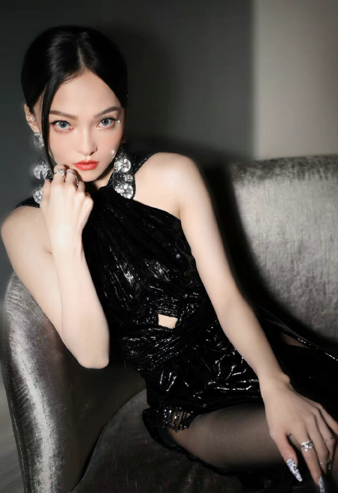 张韶涵身穿黑色亮片高开叉长裙,搭配黑白豹纹甲与夸张金属耳饰