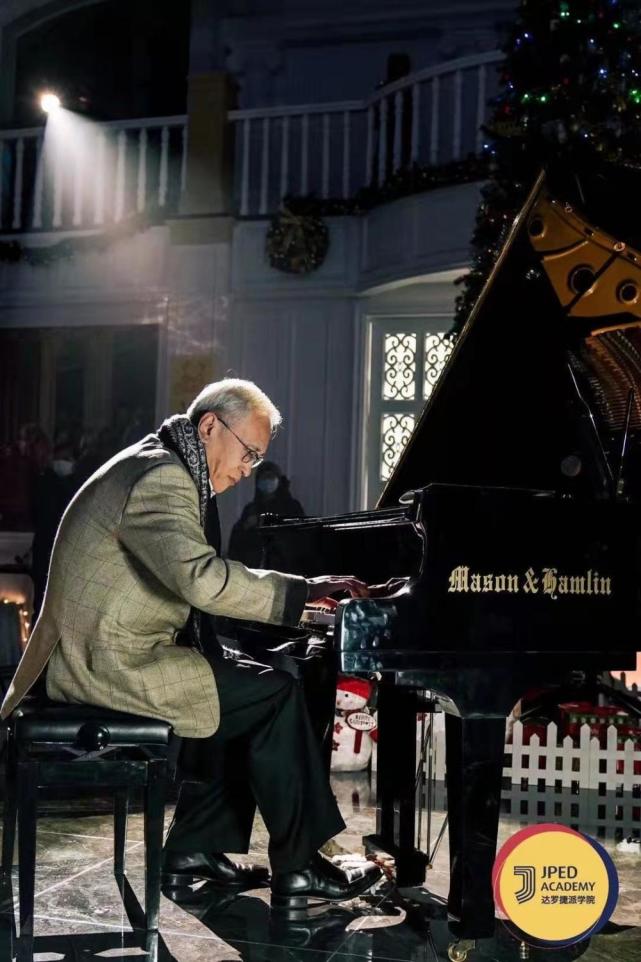 那个在抖音弹钢琴的老头火了:一头白发,依然是少年|抖音|杨诉|少年