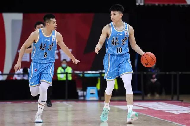 方硕刘晓宇停赛首钢后卫线接近瘫痪雅尼斯该定回京的机票了