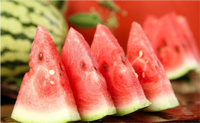 买西瓜注意区分红瓢和黄瓢甜度不同弄懂不花冤枉钱