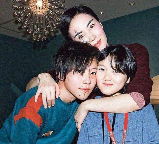 王菲女儿窦靖童,终于遮掉下巴纹身|王菲|窦靖童|李嫣