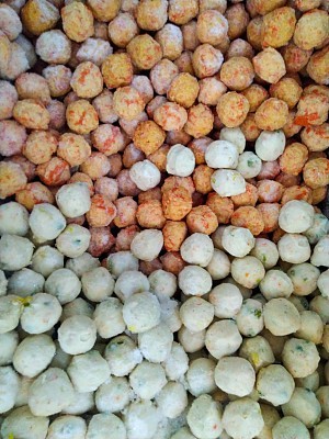 这些丸子都是从大的包装袋里倒出来的,也就是说这些丸子在散装之前都