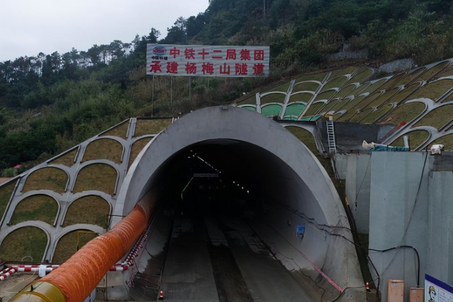 好消息我国首条跨海高铁最长隧道贯通或将推动新型城市建设