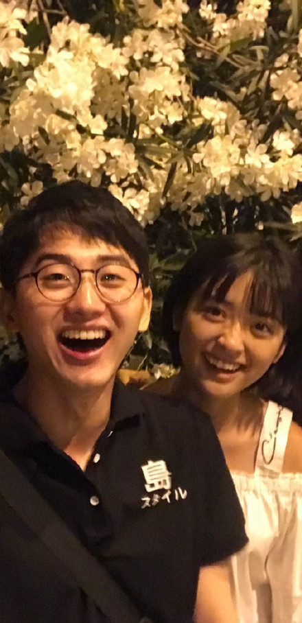 沈月和男生牵手被拍,两人共骑一车还未戴头盔,感情好但莫要违规