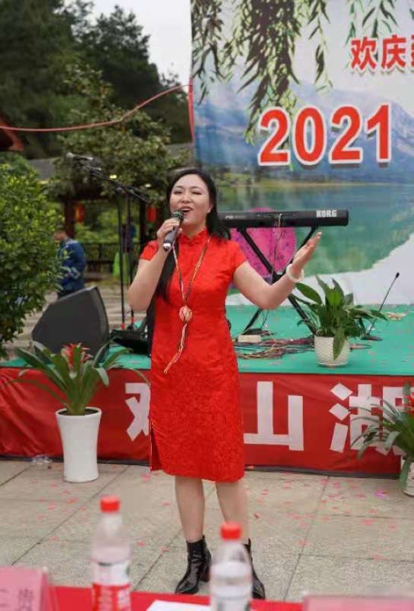 海政文工团歌唱家,布依族姑娘曾小燕献歌.