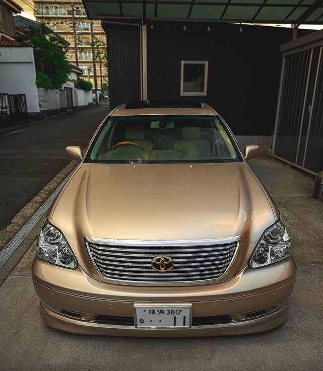 丰田香槟金色轿车图片