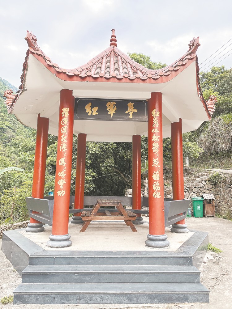 红军亭在红军路上行走,在红军亭乘凉,在红军学校学习党史知识……近年