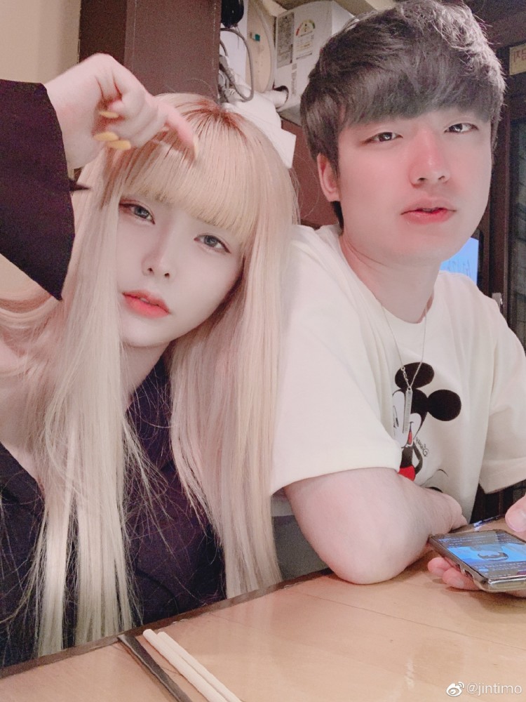 lpl职业选手老婆加入卖肉女团大尺度照片曝光引粉丝热议