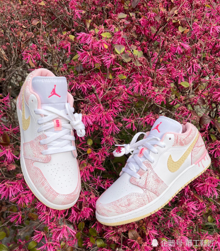 后跟处类似融化冰淇淋的细节设计,在白色中底的映衬下,仙气十足,吸睛