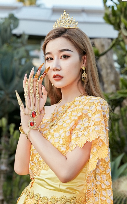 登福布斯精英榜,跻身名媛圈,合作一众明星,网红徐老师凭什么?