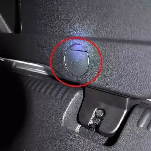 车门无法打开的情况下可以通过扣动后备箱上的紧急逃生开关打开后备厢