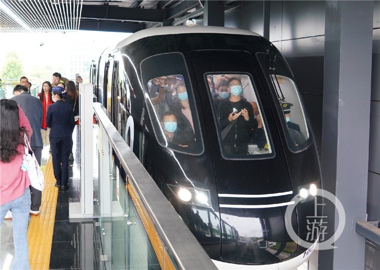 云巴是比亚迪集团历时7年,打造的立体智能交通系统,填补了中小运量