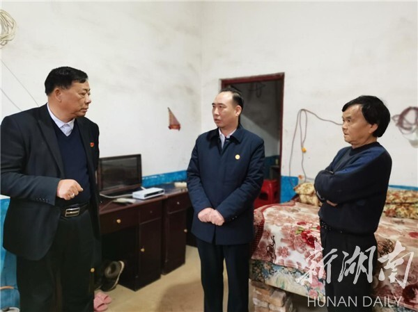 锦石乡碧泉村党支部书记谭俊跃,省级劳动模范,县民政局局长汤立新