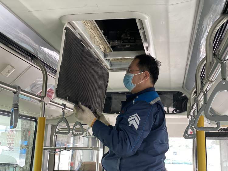 今天有点热公交车开冷空调这家公司开始对951辆车的空调进行体检