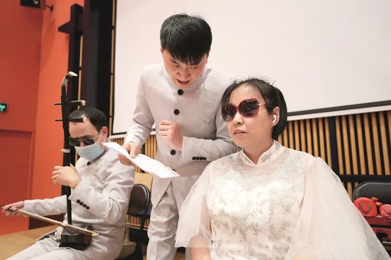 山水乐团的大部分成员都是残障人士.