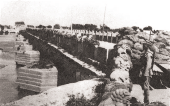 7张卢沟桥事变老照片图1是严阵以待的守军图6鬼子站在房顶上