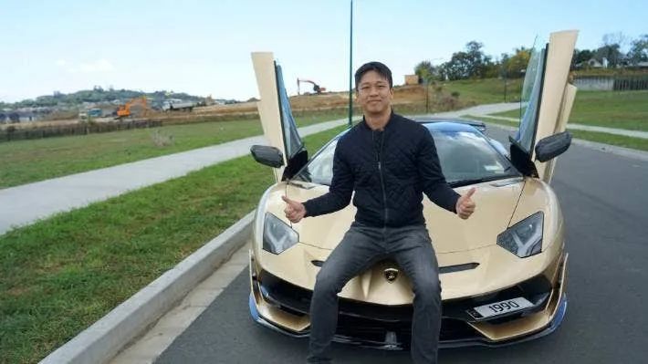 开兰博基尼的华人房地产老板教育穷孩子:我也曾像你们一样_腾讯新闻