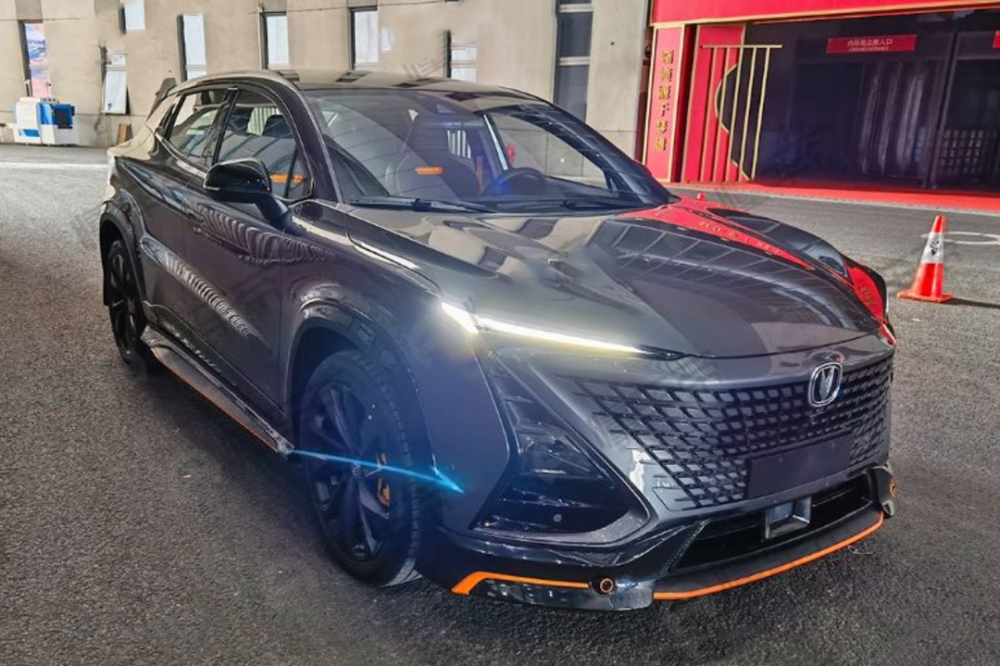 长安unit运动版实车参展宽体低趴带尾翼哎就是玩