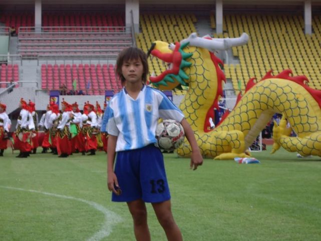 西大街小学2021年校园足球联赛上,四处可见"国足一姐"王霜儿时在母校