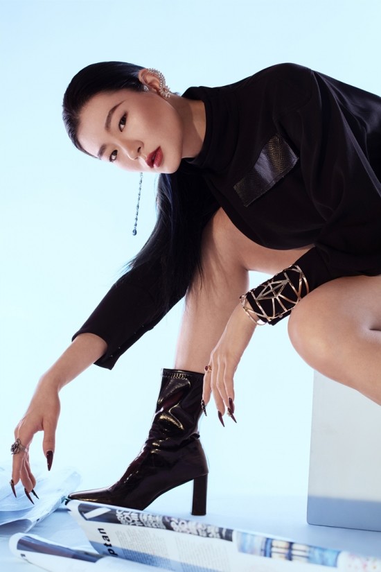 (2021环球超模职业联赛优秀选手王胜男)……"中华旗